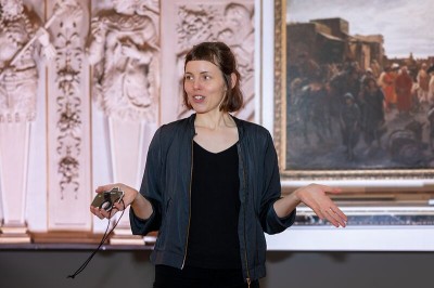 Christina Wieder ist Historikerin und beschäftigte sich im NHM Wien mit den kolonialen Hintergründen einiger Objekte.: 