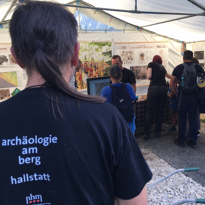 : Das mehrköpfige Team vermittelt Aktuelles rund um die Obertaggrabungen des NHM Wien ©NHM Wien, J.Rudorfer
