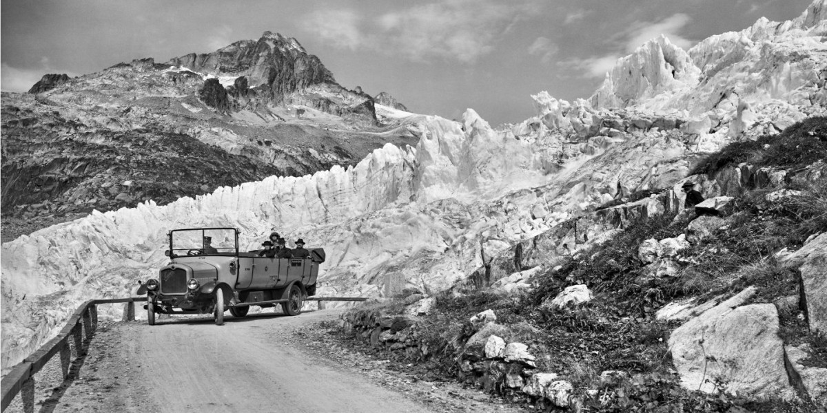 Oben: Alter offener Bus auf Bergstraße vor Gletscher und
                                 Felsen. Unten: Moderner gelber Reisebus auf Bergstraße mit Felsen und Berg im Hintergrund.