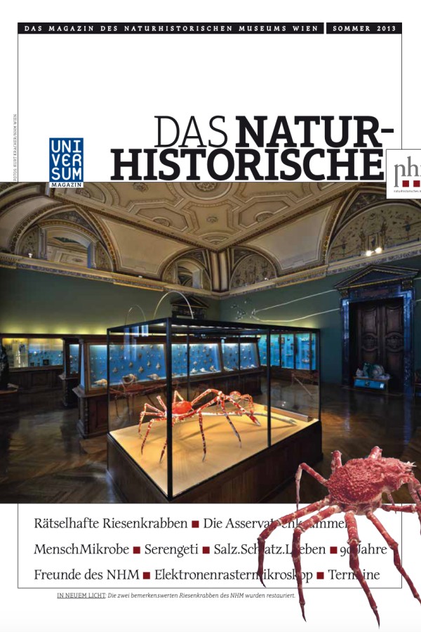 Titelblatt
                                 eines Magazins mit einer Ausstellungshalle des Naturhistorischen Museums Wien, zentral beleuchtete Vitrine mit mehreren Riesenkrebsen
                                 und eine freigestellte Krabbengrafik im Vordergrund. Am unteren Rand steht prägnant lesbarer Text. (KI-generierter Alt-Text,
                                 erstellt mit GPT-4.1-mini)