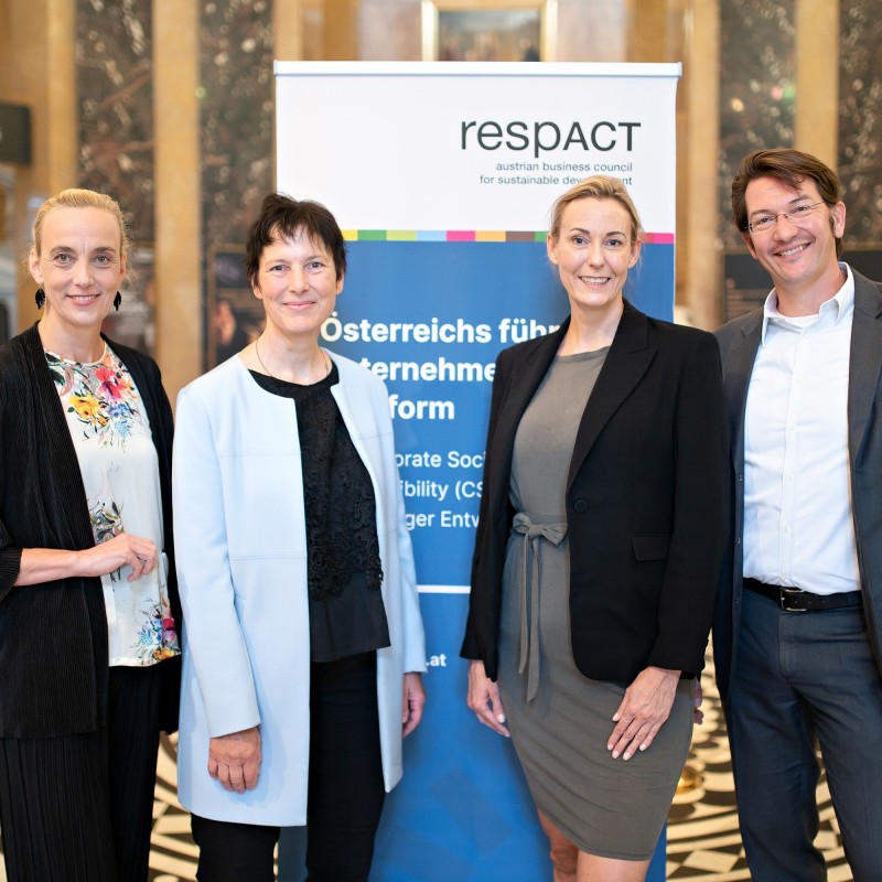 v.l.n.r.: Daniela
                                 Knieling (Geschäftsführerin, respACT), Katrin Vohland (Generaldirektorin & wissenschaftliche Geschäftsführerin, Naturhistorisches
                                 Museum Wien), Monika Tögel (Leitung Stabstelle Nachhaltigkeit Volksbanken-Verbund, Volksbank Wien), Oliver Fiala (Nachhaltigkeitsstrategie,
                                 Volksbank Wien)