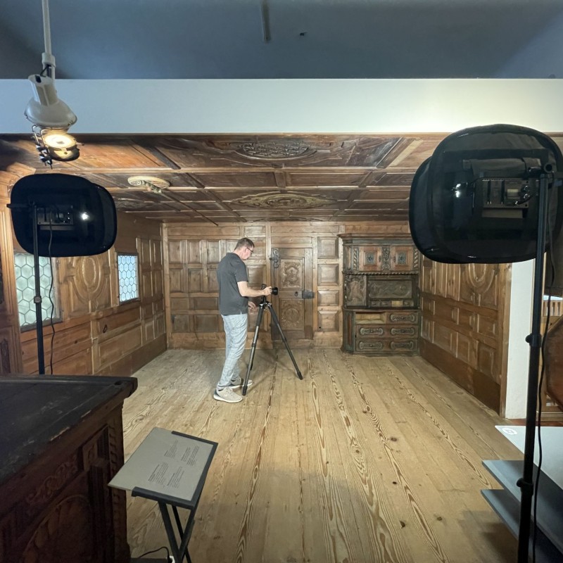 Die Täfelung und Möbel der historischen Montafoner Stube wurden vom Volkskundemuseum Wien digitalisiert.
                                 Hier ist das Making Of zu sehen. Die Montafoner Stube ist mittlerweile nicht mehr Teil der Dauerausstellung des Museums.