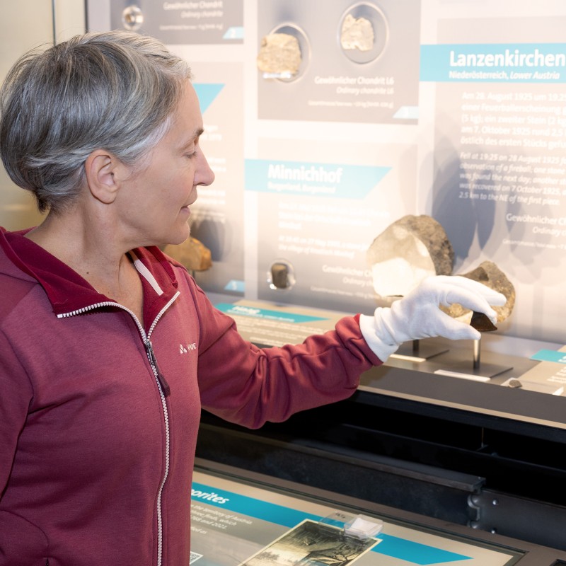 Wissenschafterin Dr. Andrea Patzer mit Mallnitz-Meteorit in der Hand
