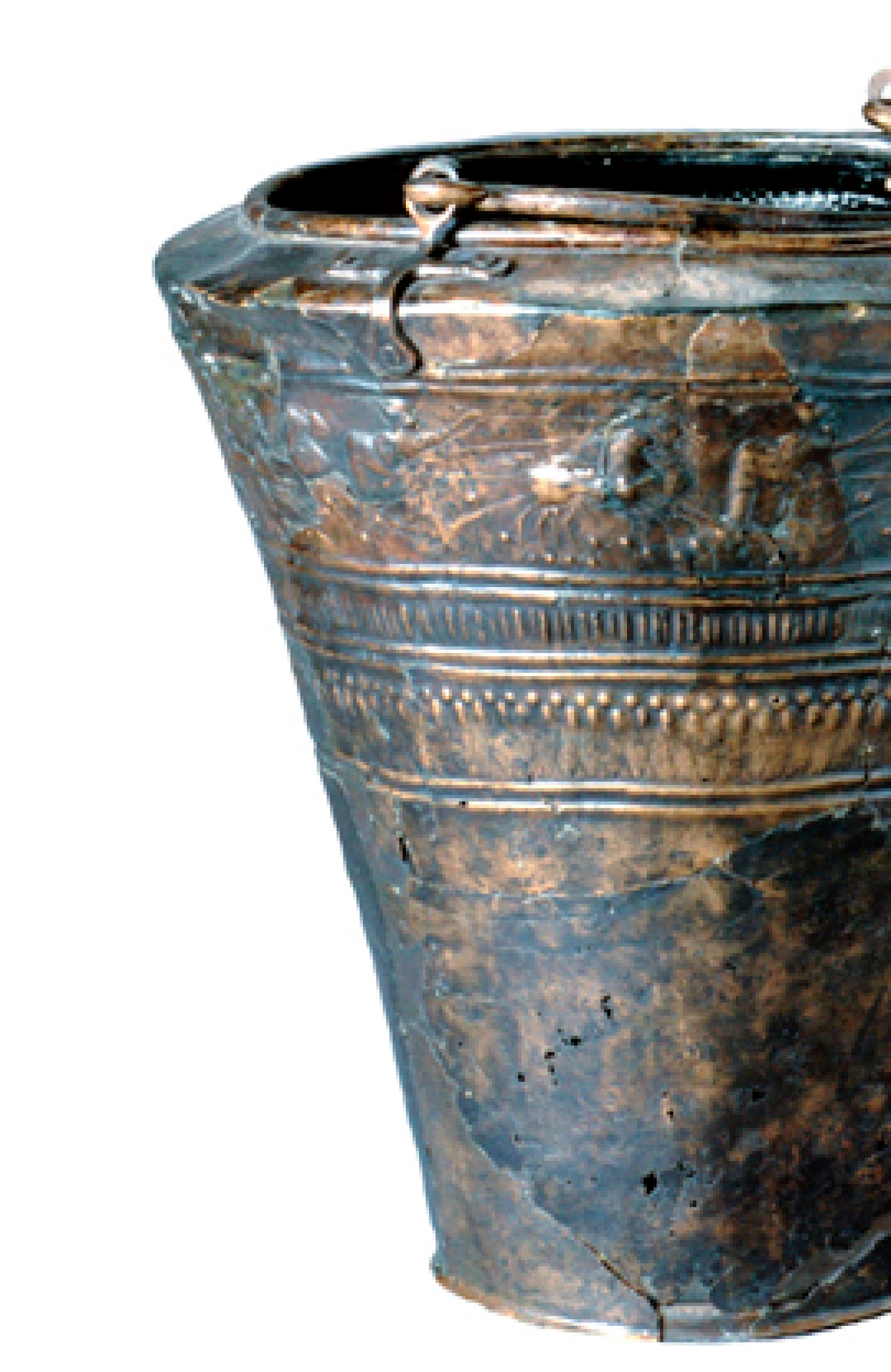 : Detailansicht eines antiken Metallgefäßes mit Reliefverzierungen und Henkelvorrichtungen am oberen Rand. (KI-generierter Alt-Text, erstellt mit GPT-4.1-mini)