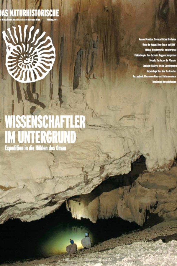 Zwei
                                 Personen mit Helmen sitzen am Rand einer großen Höhle, die Wand mit Tropfsteinformationen beleuchtet. Darüber titelzeile und
                                 Inhaltsangabe einer Zeitschrift, darunter Schriftzug: 'WISSENSCHAFTLER IM UNTERGRUND Expedition in die Höhlen des Oman'. (KI-generierter
                                 Alt-Text, erstellt mit GPT-4.1-mini)