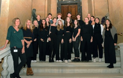 : Anlässlich des Sparkling Science Projektauftakts zu "Kolonialismus heute!? Was hat das mit mir zu tun?" nahmen die AHS-Schüler*innen und das Projektteam von educult an der Maori Repatriierungszeremonie am NHM teil.
© NHM Wien, Alice Schuhmacher.