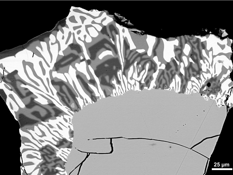 BSE picture of worm-like intergrowth of three mineral phases (white-ecrinsite, light gray-stibnite and dark gray-smithite, the discovery of a new mineral (ecrinsite).: BSE picture of worm-like intergrowth of three mineral phases (white-ecrinsite, light gray-stibnite and dark gray-smithite, the discovery of a new mineral (ecrinsite).