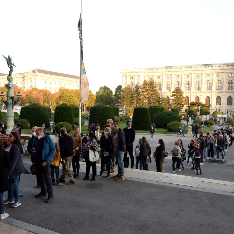 Lange Menschenschlange vor dem Naturhistorischen Museum Wien bei Tageslicht, die bis zum Platz reicht. (KI-generierter
                                 Alt-Text, erstellt mit GPT-4.1-mini)