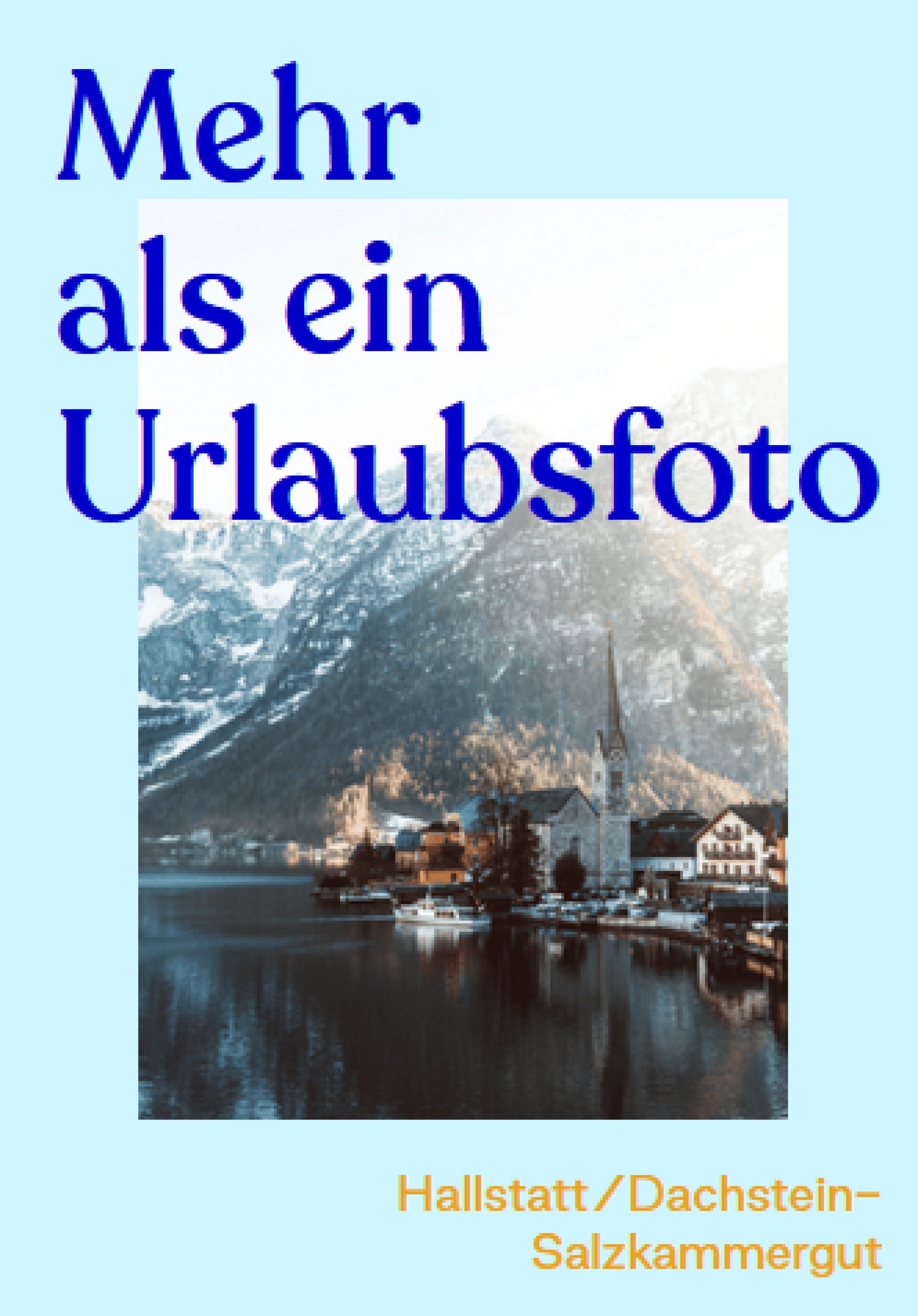 : Blick auf Hallstatt am Seeufer mit Kirche und Bergen im Hintergrund. Im Vordergrund blauer Text: 'Mehr als ein Urlaubsfoto'. Unten gelber Text: 'Hallstatt /Dachstein–Salzkammergut'. (KI-generierter Alt-Text, erstellt mit GPT-4.1-mini)
