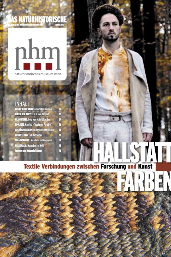 Mann
                                 in antiker Gewandung steht im herbstlichen Wald; im Vordergrund Detailaufnahme geflochtener Textilfasern. Überschrift: 'HALLSTATT
                                 FARBEN. Textile Verbindungen zwischen Forschung und Kunst'. (KI-generierter Alt-Text, erstellt mit GPT-4.1-mini)