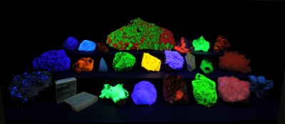 UV-Vitrine: UV-Vitrine mit fluoreszierenden Mineralen