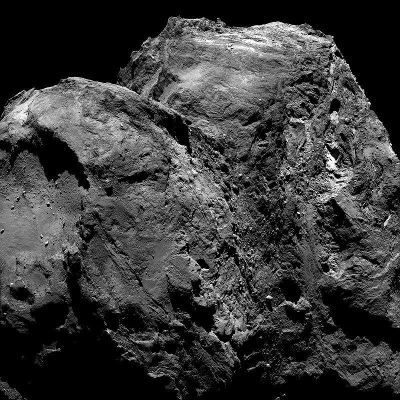 Detaillierte Aufnahme der zerklüfteten Oberfläche des Kometen 67P, mit rauen Felsen, Kratern und unregelmäßigen
                                 Formen. (KI-generierter Alt-Text, erstellt mit GPT-4.1-mini)