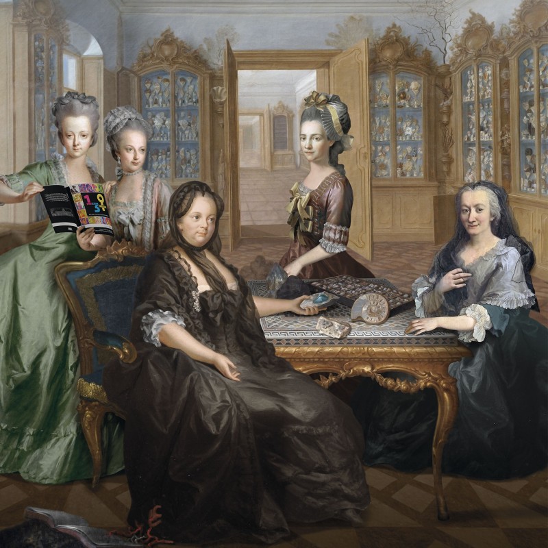Fotomontage des Kaiserbildes: Anstelle von Kaiser Franz I. Stephan von Lothringen inmitten
                                 von Gelehrten wird Maria Theresia, umgeben von adeligen Damen, gezeigt.