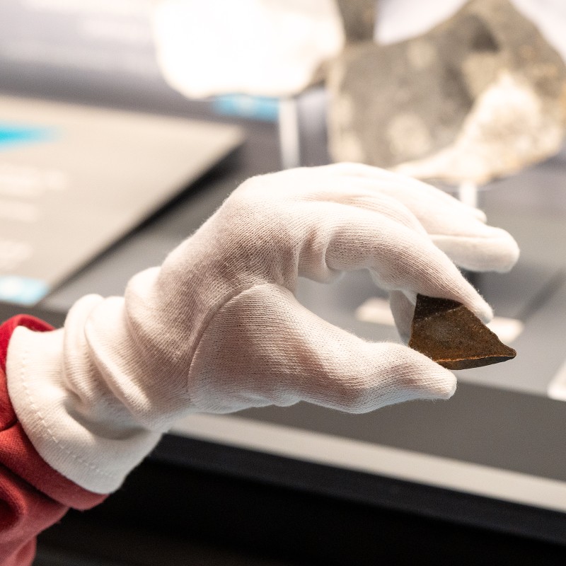 Hand mit Mallnitz-Meteorit