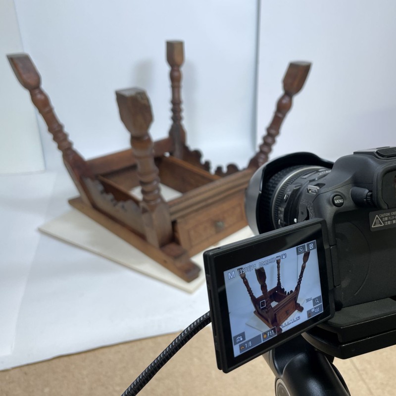 Hier wurde ein Tisch einer Oberinntaler Stube vom Volkskundemuseum Wien abgebildet.