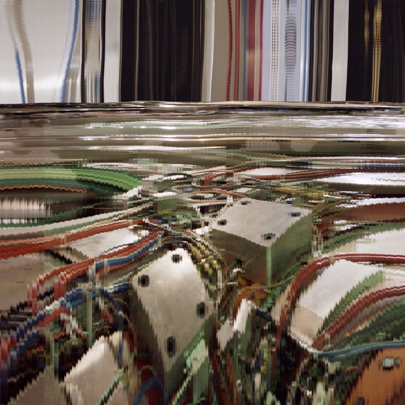 Unscharfe Nahaufnahme von metallischen maschinellen Bauteilen mit Kabeln in rot, blau und grün (KI-generierter Alt-Text,
                                 erstellt mit GPT-4.1-mini)