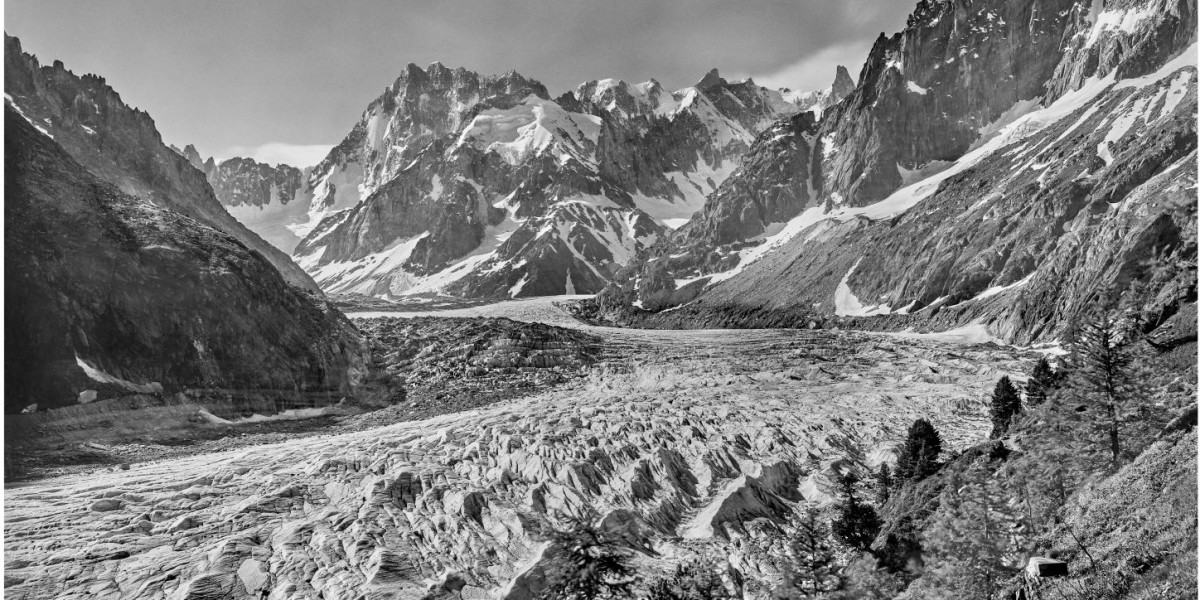 Oben: Schwarz-weiße Landschaftsaufnahme des Gletschers Mer de Glace mit umliegenden Bergen.
                                 Unten: Farbfoto des stark zurückgegangenen Mer-de-Glace-Gletschers mit Felsen und Bergpanorama.
