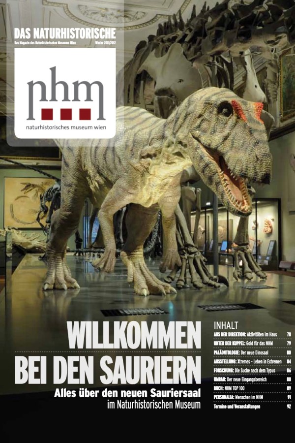 Großes Saurierskelett dominiert die Ausstellungshalle, weitere Saurierskelette und detaillierte Museumsarchitektur
                                 im Hintergrund. Auf der Titelseite Textüberschrift 'Willkommen bei den Sauriern' sowie Legende und Inhaltsverzeichnis in klarer
                                 Blockschrift. (KI-generierter Alt-Text, erstellt mit GPT-4.1-mini)