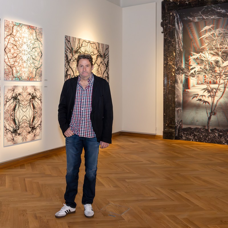 Der Künstler Sebastian Cramer steht in einem Ausstellungsraum