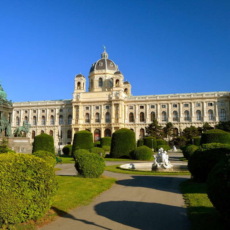 Das Naturhistorische Museum Wien mit markanter Kuppel, symmetrischer Fassade und gepflegten Gartenanlagen im Vordergrund.
                                 (KI-generierter Alt-Text, erstellt mit GPT-4.1-mini)