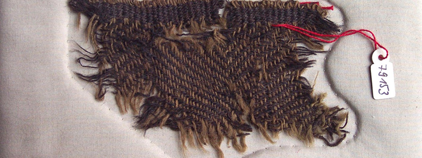 : Neues Lagerungskonzept für die Hallstatttextilien im NHM: Tableau mit genähter Aussparung. (Bild: NHM Wien, nach Gengler 2005)