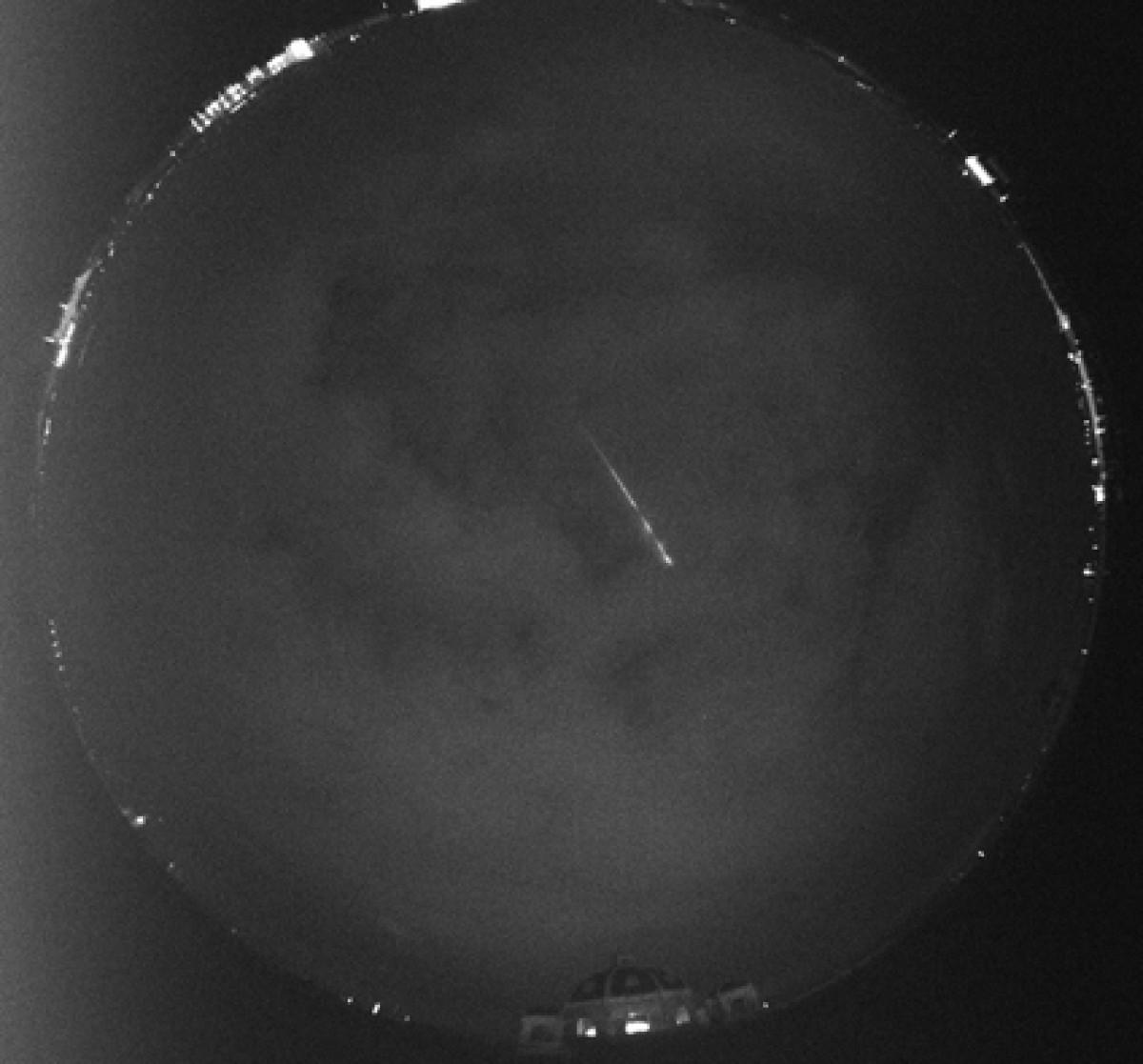 : Aufnahme eines Meteors- mit der auf dem Dach des NHM installierten Kamera vom 5. September 2015 um 23:47:51 Uhr (UTC).