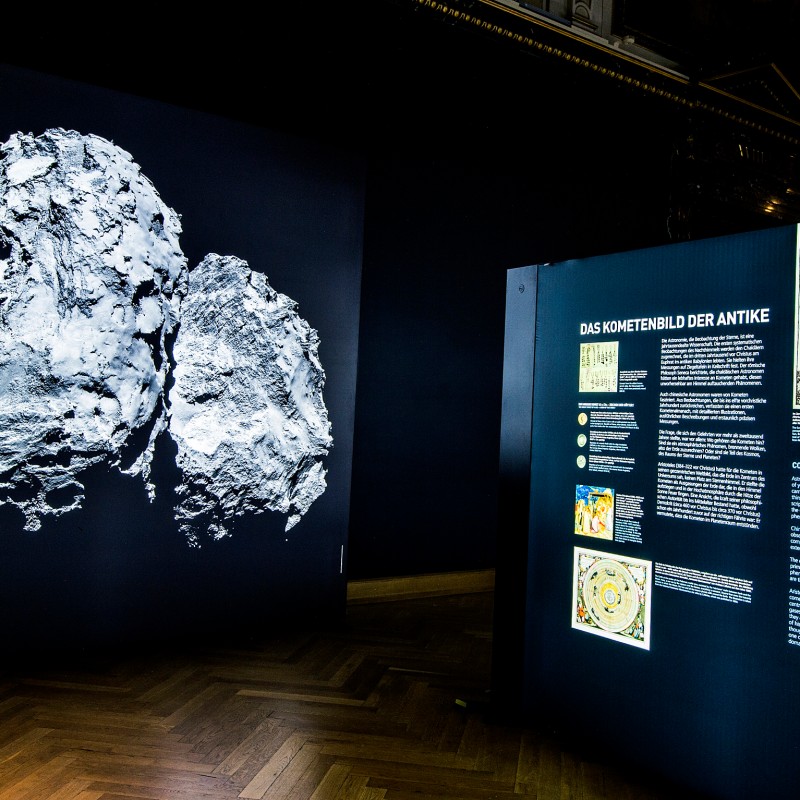 Großes
                                 Foto eines Kometen und eine Infotafel mit Überschrift 'Das Kometenbild der Antike', Schaubildern und längeren Textabschnitten.
                                 (KI-generierter Alt-Text, erstellt mit GPT-4.1-mini)