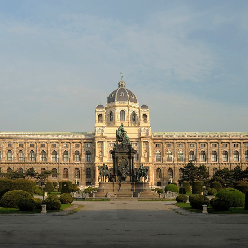 Breiter,
                                 historischer Museumsbau mit Kuppel und prunkvoller Fassade; im Vordergrund Reiterstatue und gepflegte Gartenanlage. (KI-generierter
                                 Alt-Text, erstellt mit GPT-4.1-mini)