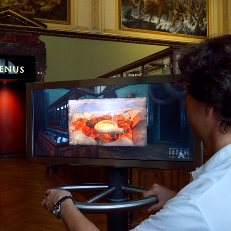 Person
                                 mit kurzem, braunem Haar steht an interaktivem Bildschirm, auf dem eine virtuelle Darstellung einer Venusfigur zu sehen ist.
                                 (KI-generierter Alt-Text, erstellt mit GPT-4.1-mini)