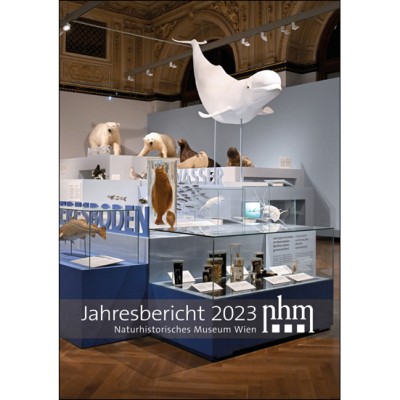 : Ausstellungsraum mit Modellen von Meerestieren, darunter ein schwebender Wal, mehreren Robben und Vitrinen mit weiteren Exponaten. Im Vordergrund steht 'Jahresbericht 2023 Naturhistorisches Museum Wien nhm' geschrieben. (KI-generierter Alt-Text, erstellt mit GPT-4.1-mini)